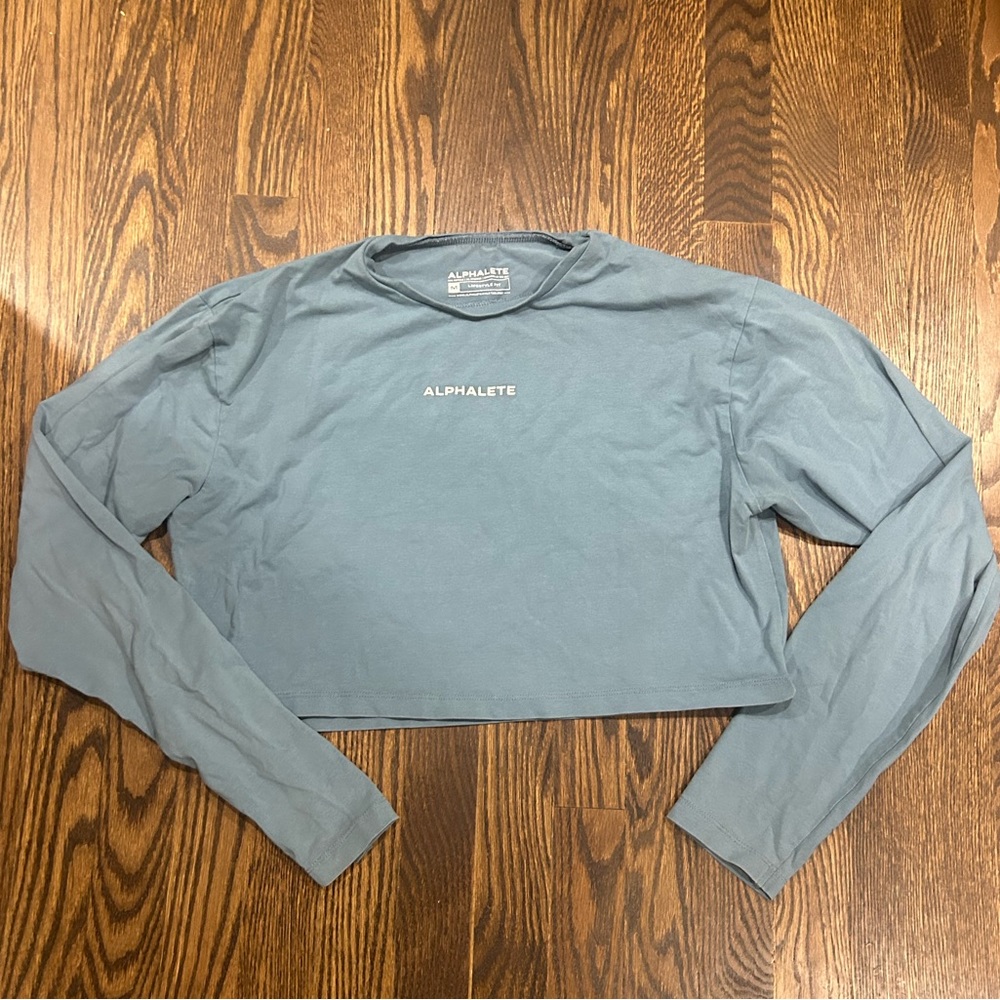 Alphalete Long Sleeve Crop Shirt size Medium EUC